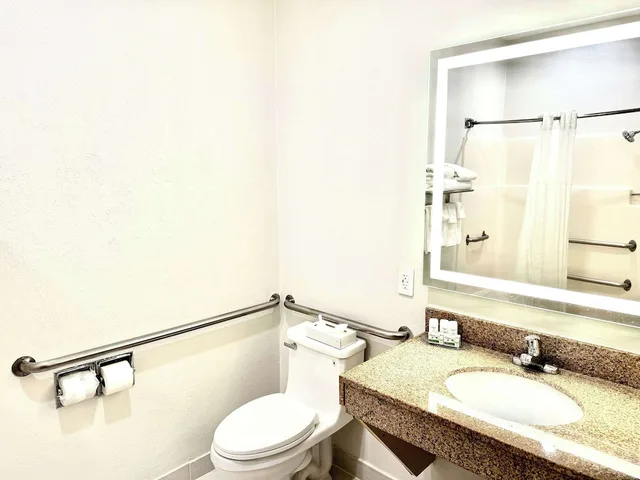 غرفة بسرير كينج لذوي الإعاقة، Baymont by Wyndham Richmond I-70 1/2