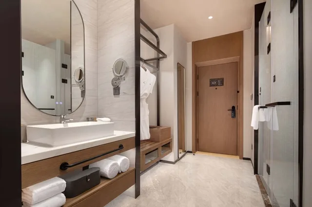 Standard, King Bed, Novotel Lianyungang Haizhou 2/2