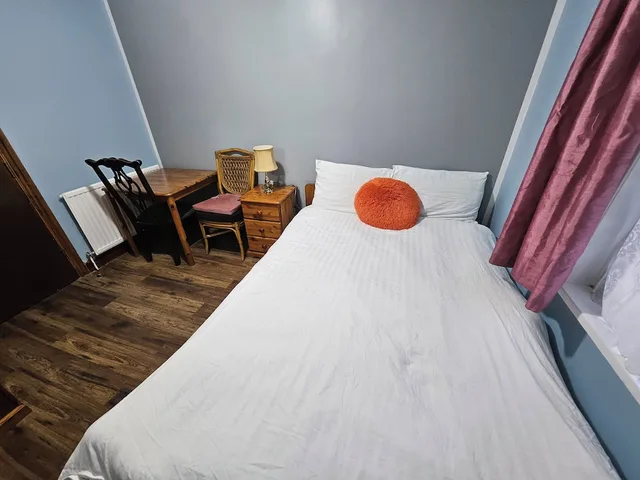 Standard Double Room - Shared، SnoozeDen Wellesley - Near to Slough Station 4/9