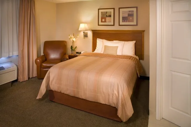 غرفة بسرير كوين لذوي الإعاقة، Candlewood Suites Fredericksburg 1/3