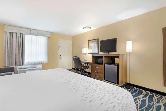 غرفة قياسية بسرير كينج بشرفة، Best Western Mountainbrook Inn 1/8