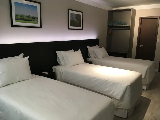 غرفة ثلاثية بسريرين فرديين، Hotel Santa Inn 2/7