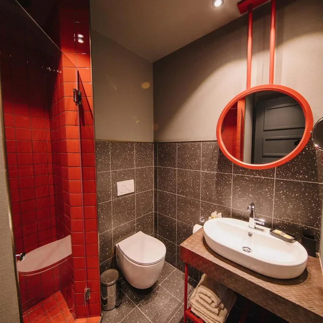 غرفة بسرير مزدوج بحوض استحمام، Sandali Metekhi Boutique hotel 4/5