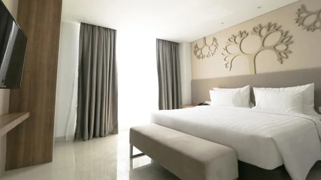 Suite, Queen Bed, Palm Park Hotel Surabaya 2/4