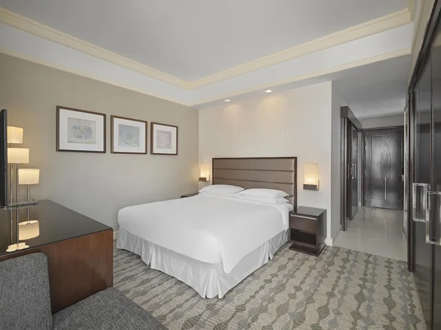 Room, King Bed, Partial Haram View، فندق جبل عمر هيلتون(Jabal Omar Hyatt Regency Makkah) 1/7