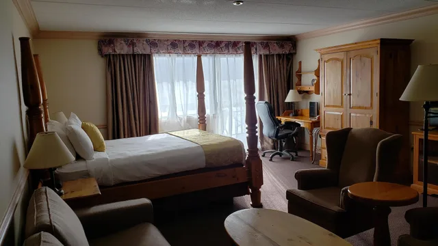 Suite, Queen Bed, Jetted Tub, Main Floor، Ramada By Wyndham Pinewood Park Resort North Bay 2/5