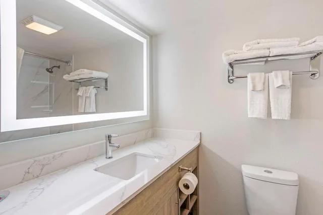 غرفة بسرير كوين مع أريكة، Best Western Westgate Inn 4/5