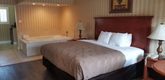 Deluxe, King Bed, Hot Tub, Quality Inn Suites Anaheim Maingate 5/5