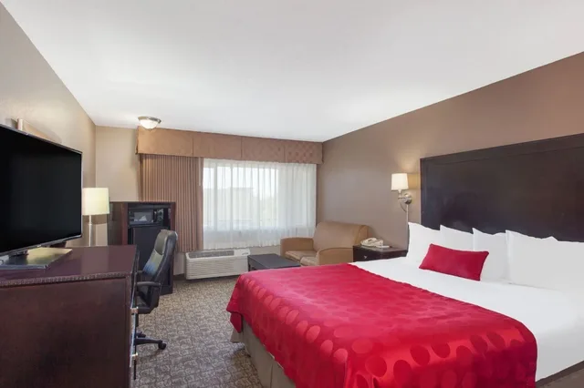 Upgrade, King Bed، Ramada by Wyndham Fresno North 1/3