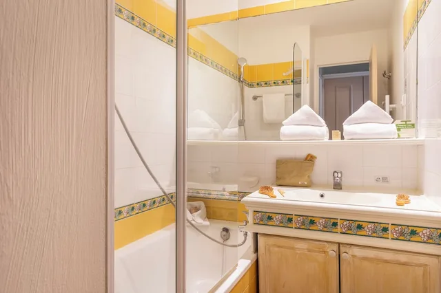 1 Bedroom, Apartment, Double Bed, Sea View, 2 Sofa, Balcony or Terrace، Maeva Particuliers Les Restanques Du Golfe de Saint Tropez 3/7