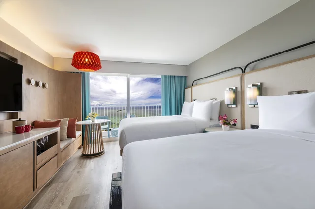 غرفة بريميوم بسرير كينج وسريرين مزدوجين، Crowne Plaza Resort Guam 3/10