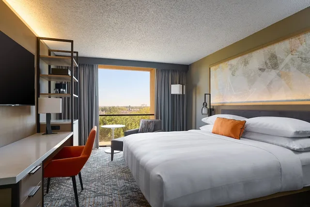 غرفة بسرير كينج بحوض استحمام لذوي الإعاقة، El Paso Marriott 1/3