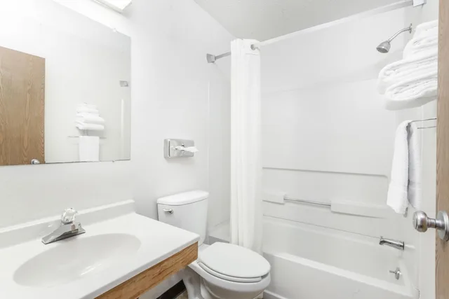 غرفة قياسية بسرير مزدوج، Super 8 by Wyndham Sidney NY 4/5