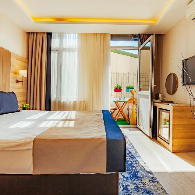 غرفة بسرير كينج بشرفة، Comfort Beige Hotel 4/9