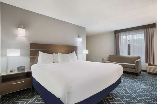 غرفة بسرير كينج مع أريكة، Best Western Hunt's Landing Hotel Matamoras/Milford 4/9