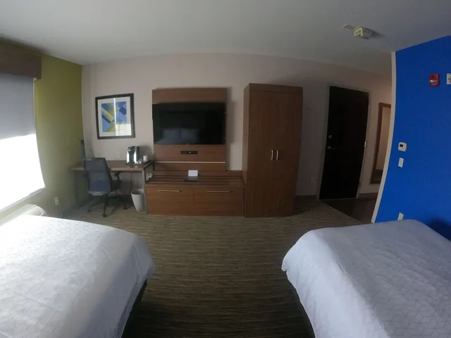 غرفة قياسية بسريرين مزدوجين بإطلالة على الجبل، Holiday Inn Express Hotel and Suites Albuquerque Historic Old Town 3/8