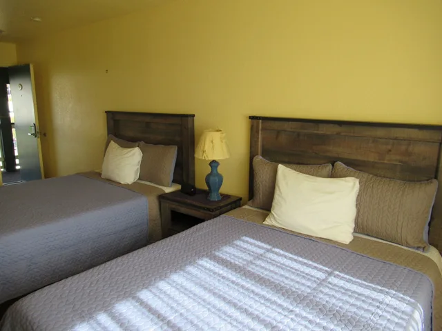 غرفة بسريرين مزدوجين بإطلالة جزئية على البحر، Gualala Country Inn 6/7