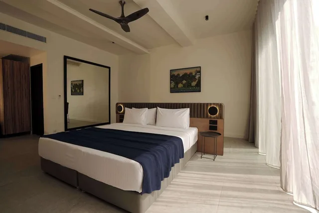 جناح بسرير كينج مع أريكة، Resort Country Club, Manesar-WorldHotels Distinctive 1/10