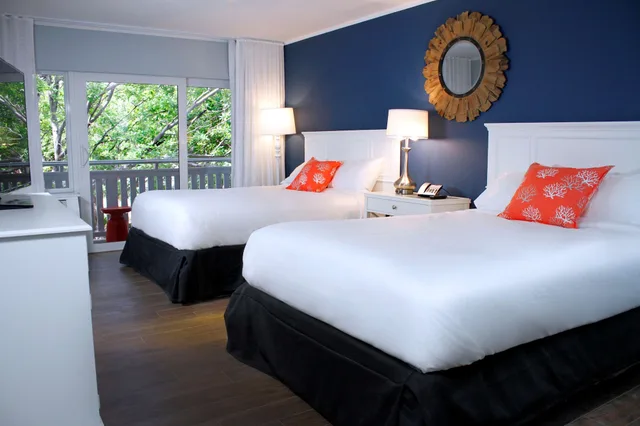 Chic, 2 Queen Beds, Balcony، Banana Bay Resort and Marina 2/9