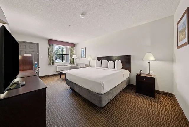 غرفة بسرير كينج للمدخنين، Days Inn by Wyndham Round Rock 1/3