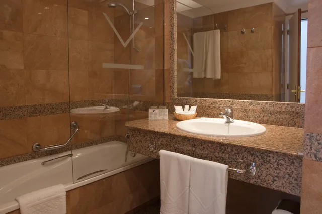 غرفة عائلية بإطلالة على البحر، Vik Hotel San Antonio 2/2