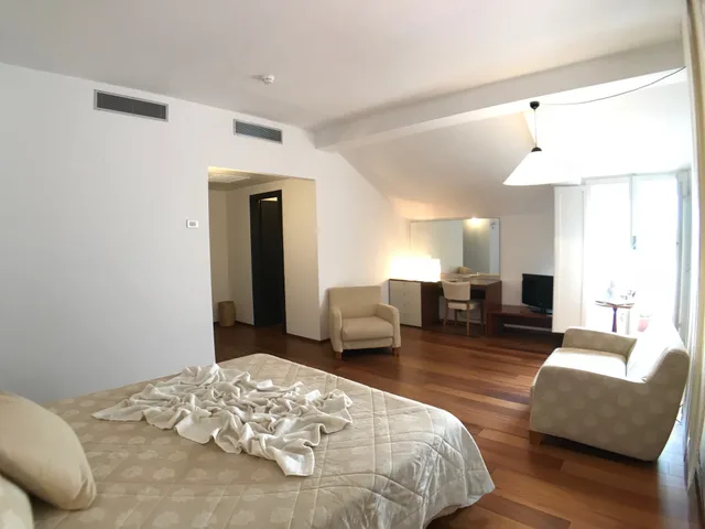 جناح جونيور، Locanda Dell Angelo 1/3