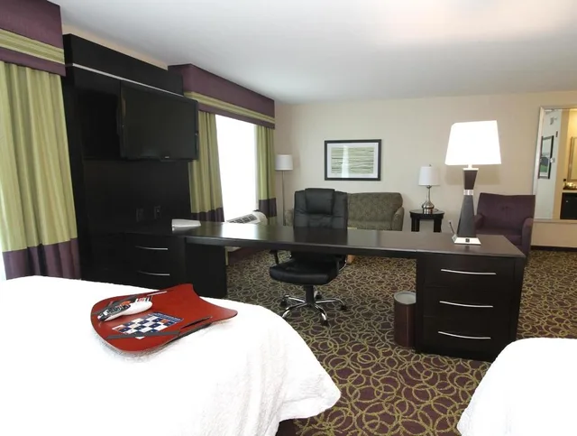 استوديو بسريرين كوين مع أريكة لذوي الإعاقة، Hampton Inn & Suites Sandusky/Milan 2/3