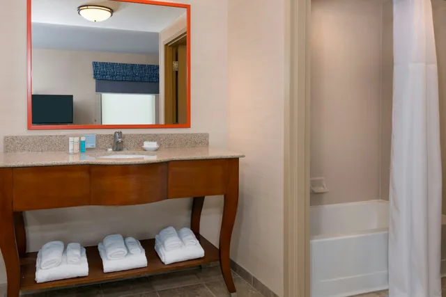 Studio, King Bed, Sofa, Hampton Inn Springfield South Enfield 3/3
