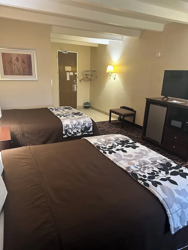 Standard, 2 Queen Beds, Rodeway Inn Zanesville OH 3/7