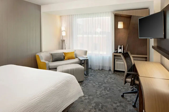 غرفة بسرير كينج، Courtyard By Marriott Dallas Downtown Reunion District 1/3
