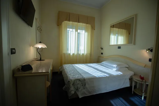 غرفة مفردة، Hotel London 6/10