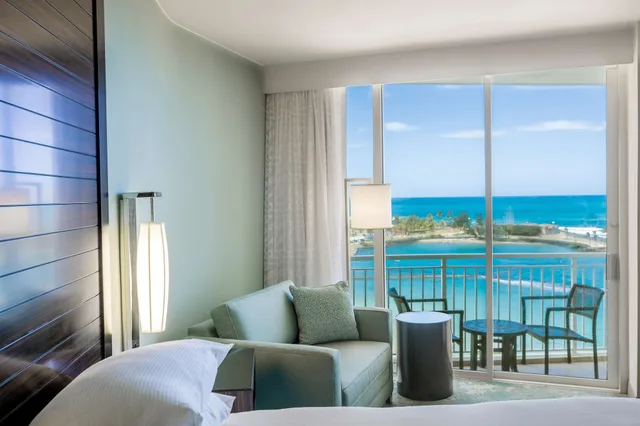 غرفة بسرير كينج بإطلالة على البحر لذوي الإعاقة، Caribe Hilton 4/8