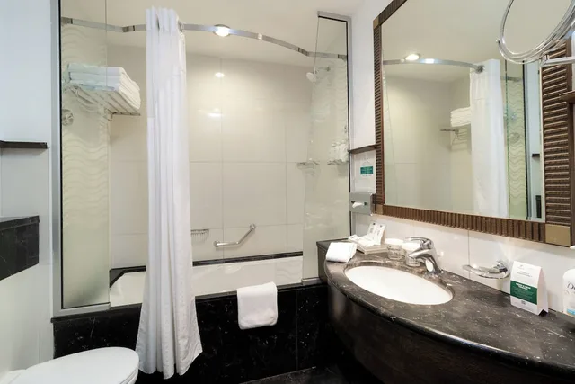 غرفة بريميوم بسريرين منفصلين مع دخول صالة النادي، Holiday Inn Kuwait 3/5