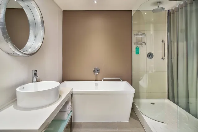 غرفة كبيرة بسرير كينج، Protea Hotel By Marriott O R Tambo Airport 7/8