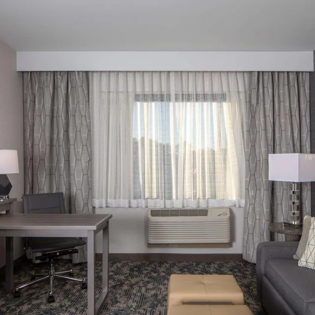 جناح بسرير كوين بغرفة نوم واحدة مع أريكة لذوي الإعاقة، Embassy Suites by Hilton Portland Maine 7/8