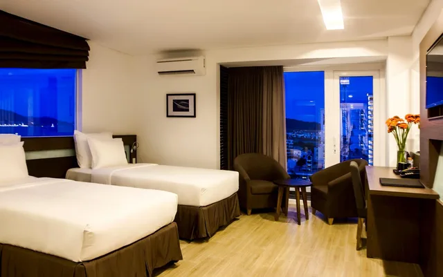 غرفة تنفيذية ثلاثية بإطلالة على المدينة بشرفة، AROMA NHA TRANG BOUTIQUE HOTEL 1/7