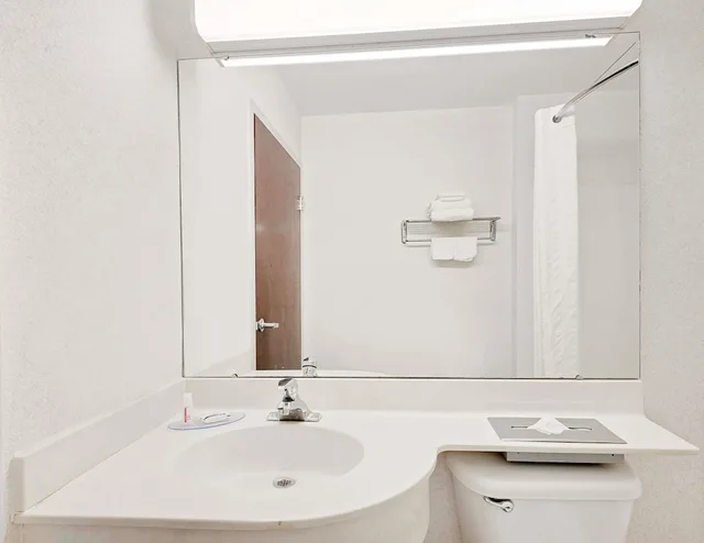 جناح بسرير كوين بحوض جاكوزي، Microtel Inn & Suites by Wyndham Hagerstown 6/7