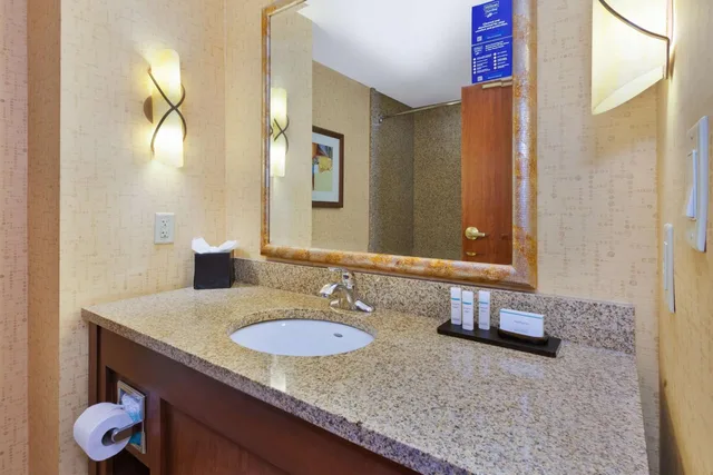 جناح بسريرين كوين مع أريكة، Embassy Suites by Hilton Norman Hotel and Conference Center 3/3