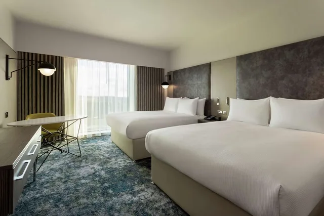 غرفة تنفيذية بسريرين كوين مع دخول الصالة، Hilton Aberdeen TECA 1/5