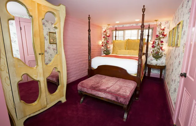 Victorian, Gardens, King Bed، Madonna Inn 1/1