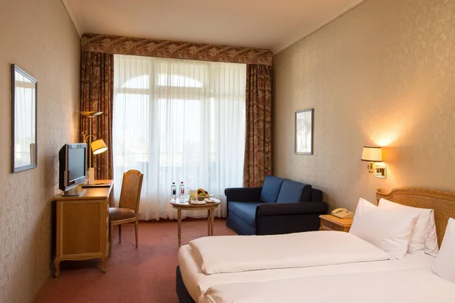 غرفة ديلوكس بسريرين منفصلين وسرير كينج بإطلالة على الجبل بشرفة مع أريكة، Grand Hotel Beau Rivage 1/8