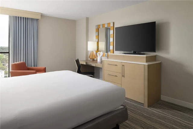 غرفة بسرير كينج، Doubletree By Hilton Virginia Beach Hotel 1/4