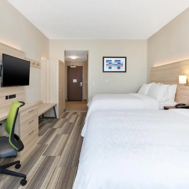 Standard, Queen Bed, Sofa, Holiday Inn Express Suites Grand Rapids Airport South 5/9