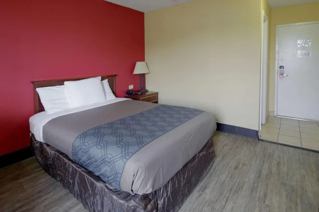 غرفة بسرير كوين، Econo Lodge Town Center 4/6
