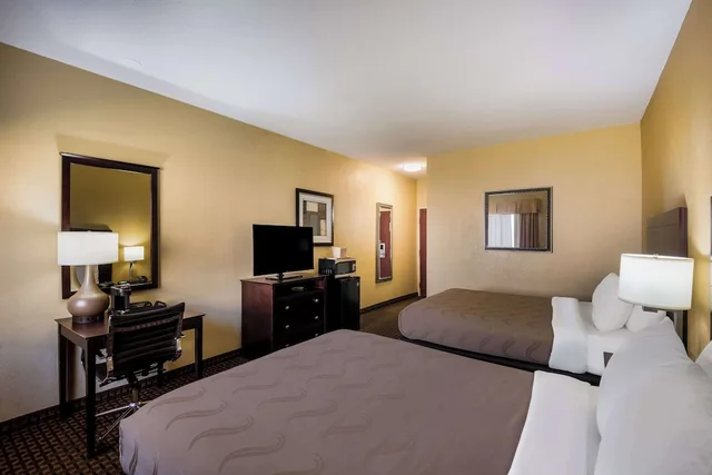 Standard, 2 Queen Beds, Quality Inn Des Moines North 3/6