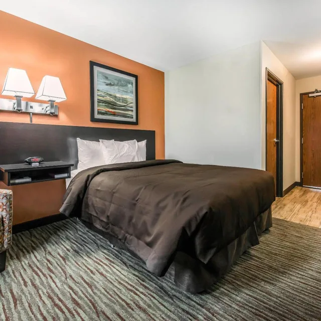 غرفة قياسية بسرير كوين لذوي الإعاقة، Suburban Studios Washington, PA 4/6