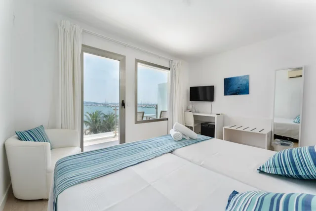 غرفة بسريرين منفصلين بإطلالة على البحر بشرفة، Capri Hotel 2/6