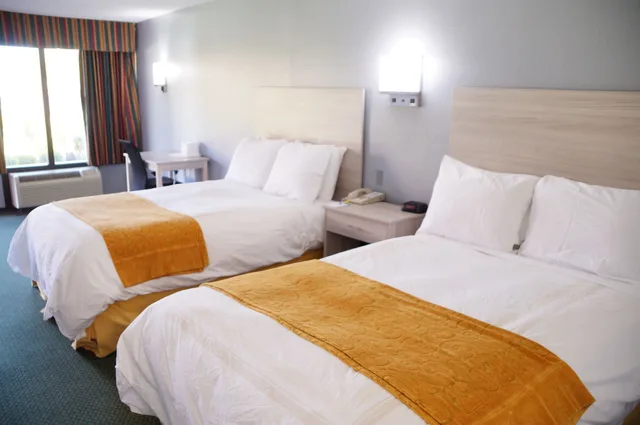 غرفة بسريرين مزدوجين، Days Inn & Suites by Wyndham Williamsburg Colonial 2/10