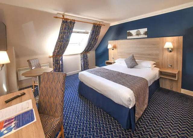 غرفة قياسية بسرير كوين للمدخنين، The Queens Hotel and Victoria Cloisters 1/1