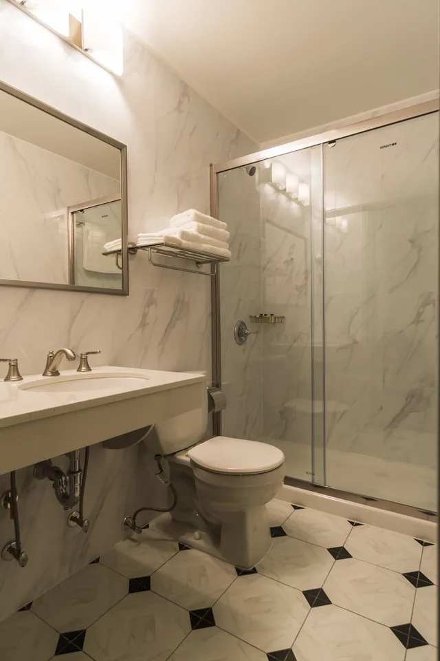 غرفة كلاسيكية بسريرين كوين، John Hotel 7/8